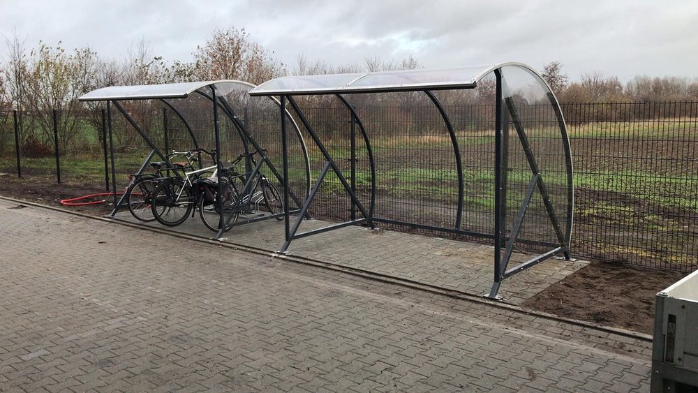 Fietsoverkapping BF1000 nu ook in 4.5 meter 1 Twee Fietsoverkappingen met transparante kap